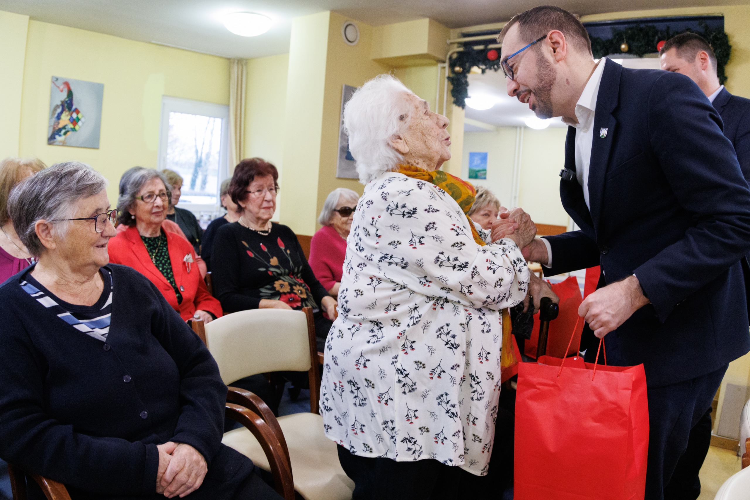 Ususret Božiću gradonačelnik Tomašević posjetio Dom za starije osobe Maksimir